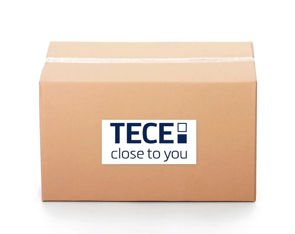 Brauner Karton mit dem Logo von TECE und dem Schriftzug "close to you" auf der Vorderseite, abgemessen und etikettiert.